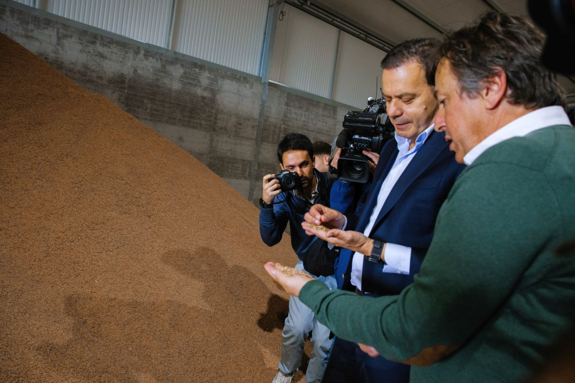 luis montenegro com agricultores em benavente