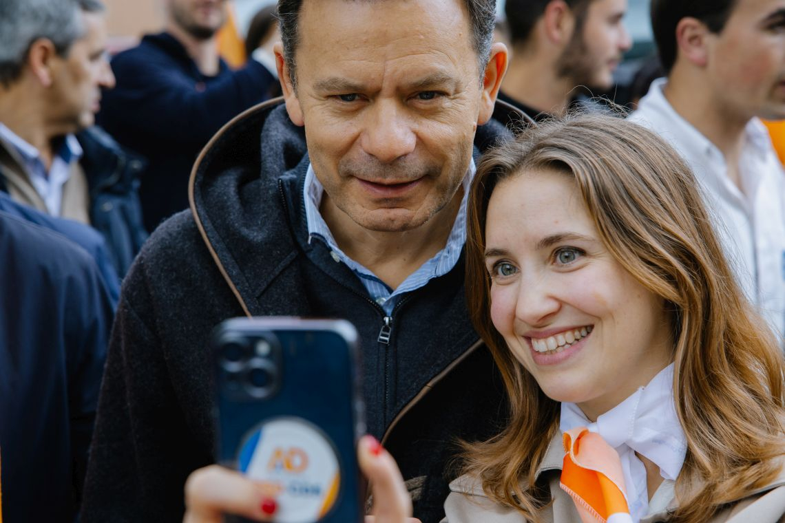 luis montenegro com jovens em braganca