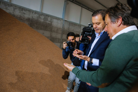 luis montenegro com agricultores em benavente