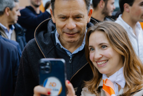 luis montenegro com jovens em braganca