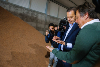 luis montenegro com agricultores em benavente